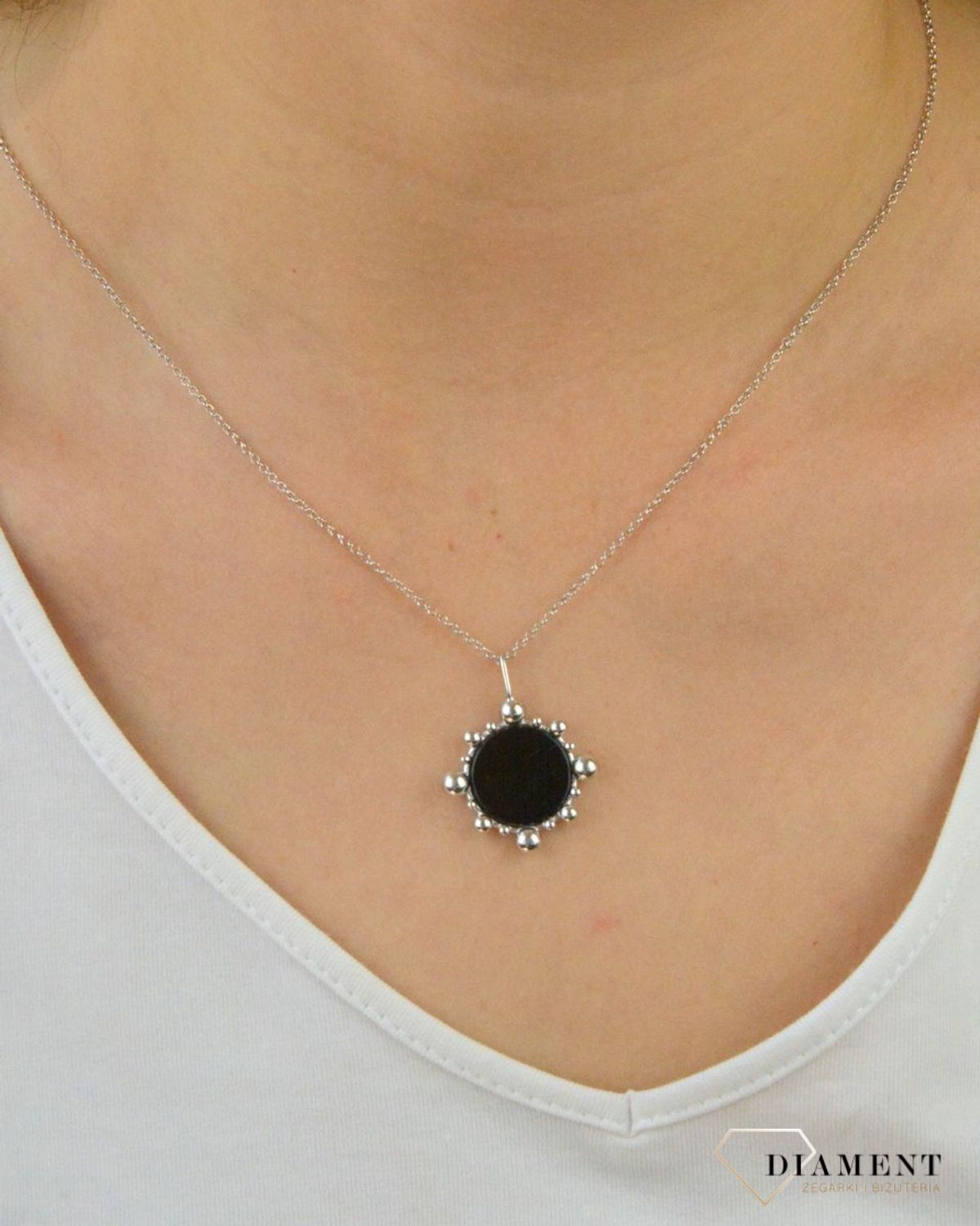 Medalion srebrny rodowany Essme z onyksem DZN414 ONX R. Naszyjnik srebrny rodowany. Naszyjnik srebrny z onyksem. Naszyjnik idealny pomysł na prezent dla każdej kobiety. Naszyjnik.jpg